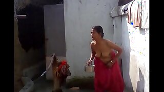 Bengali boudi Bathing, xnxxhomes.com